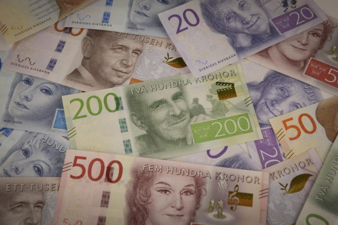 Exchange money for a new 200-krona banknote at the Riksbank on October 1